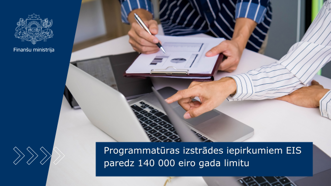Divi cilvēki apspriež dokumentus pie klēpjdatora.
