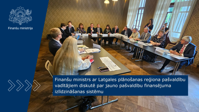 Konferenču telpā, pie U veidā izkārtotiem galdiem sēž finanšu ministrs un Latgales plānošanas reģiona pašvaldību vadītāji, diskutējot par jauno pašvaldību finansējuma izlīdzināšanas sistēmu