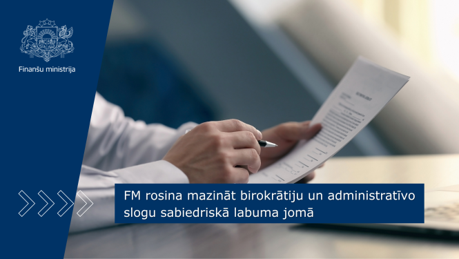 redzamas personas rokas, kas tur dokumentu un pildspalvu pie galda