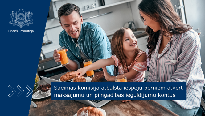 Virtuvē pie galda sēž ģimene – vīrietis, sieviete un meitene. Pieaugušie tur glāzes ar apelsīnu sulu, bet meitene norāda uz klēpjdatora ekrānu. Uz galda redzami kruasāni, smalkmaizītes un augļi.