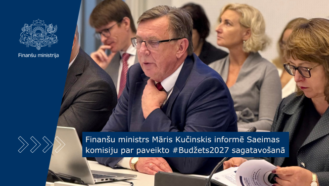 Finanšu ministrs Māris Kučinskis sēž pie darba galda un piedalās diskusijā, uz galda stāv portatīvais dators, mikrofons, dokumenti