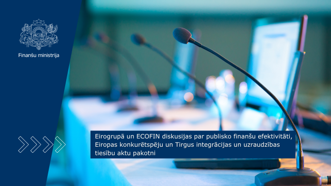 Konferenču zālē uz galda stāv vairāki mikrofoni un monitori