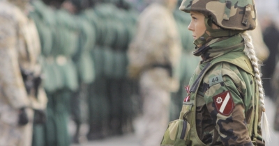 Sieviete armijas formastērpā