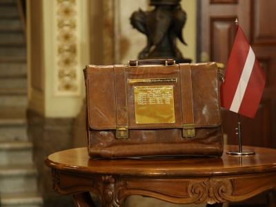 Budžeta portfelis, Latvijas karogs