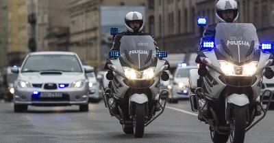 Policisti brauc ar motociklu