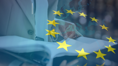 Cilvēks tur rokās atvērtu dokumentu mapi, pa virsu ir ES zvaigznes