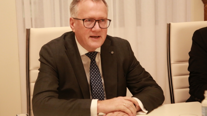 finanšu ministrs Arvils Ašeradens