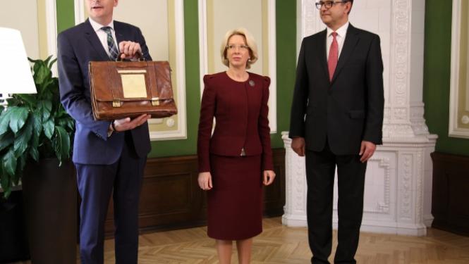 Finanšu ministrs Jānis Reirs iesniedz Saeimā 2020.gada budžeta likumprojektu