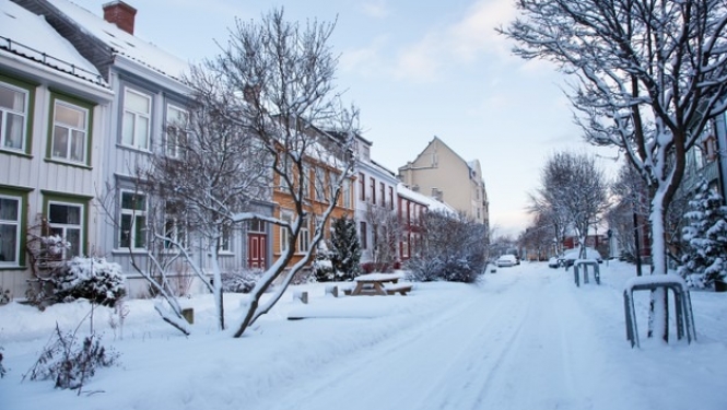 Attēla redzama pilsētas iela ziemā