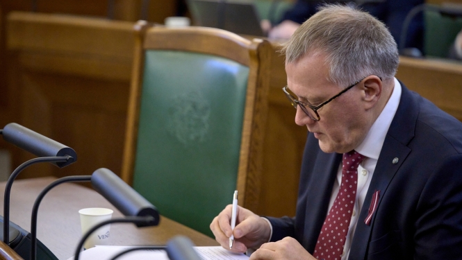Finanšu ministrs Arvils Ašeradens sēž Saeimas tribīnēs