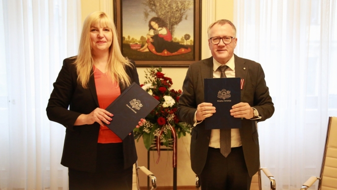 LZRA valdes priekšsēdētāja Lolita Čapkeviča un finanšu ministrs Arvils Ašeradens