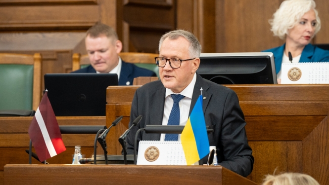 Finanšu ministrs Saeimas tribīnē teic uzrunu