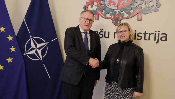 finanšu ministrs Arvils Ašeradens un Vācijas vēstniece Latvijā