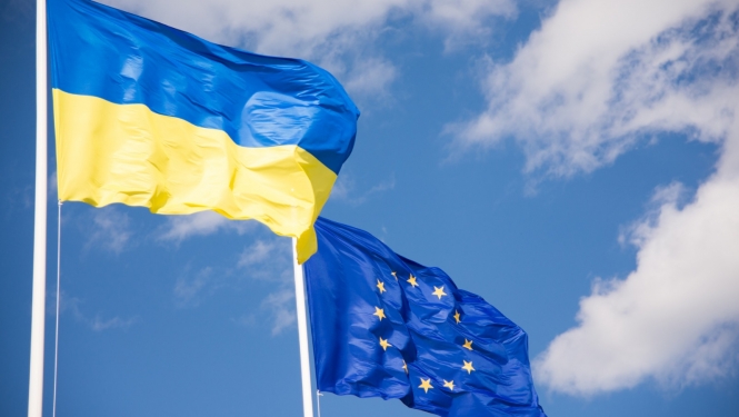 Ukrainas un ES karogi