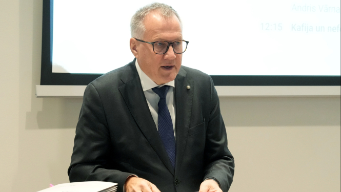 finanšu ministrs Arvils Ašeradens