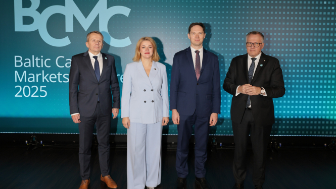 Attēlā redzami trīs kungi uzvalkos un sieviete gaiši zilā bikškostīmā