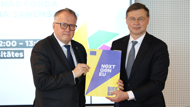 Finanšu ministrs Arvils Ašeradens un EK komisārs Valdis Dombrovskis sarokojas saņemot 3. AF maksājumu