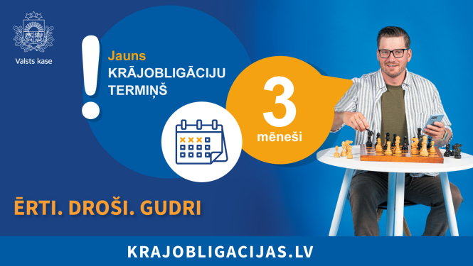 Attēlā ir redzams vīrietis, kurš sēž pie neliela galdiņa, uz kura ir šaha laukums ar figūrām, attēlu papildina teksts