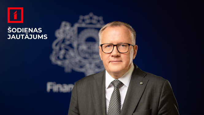 Finanšu ministrs Arvils Ašeradens uz Finanšu ministrijas logo fona