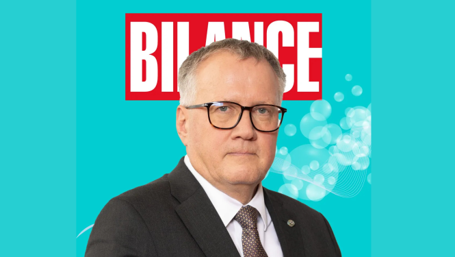 Attēlā redzams finanšu ministra Arvila Ašeradena portrets līdz krūtīm uz spilgti zila fona, aiz portreta ir redzams balts uzraksts "Bilance" uz sarkana fons