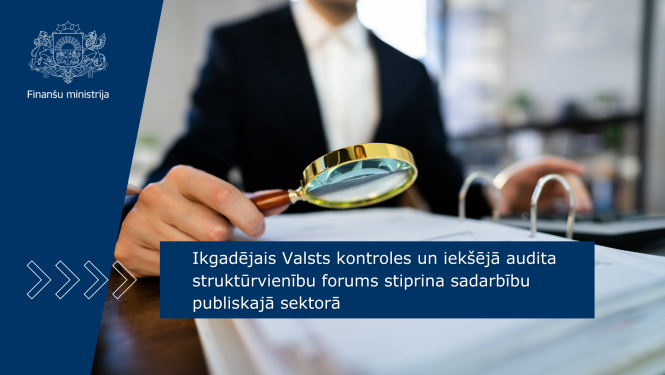 Attēlā redzams cilvēks melnā kostīmā un baltā kreklā sēžam pie galda, rokās tur lupu, kas novietota virs dokumentu kaudzes