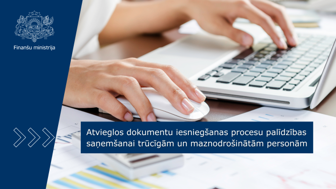 Attēlā redzamas sievietes rokas, viena roka spiež portatīvā datora klaviatūru, otra roka ir uz datorpeles, uz gada ir redzami dokumenti