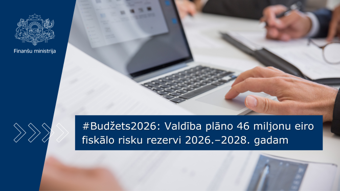 Teksts attēlā: #Budžets2026: Valdība plāno 46 miljonu eiro fiskālo risku rezervi 2026.–2028. gadam. Fonā redzamas cilvēku rokas pie klēpjdatora un dokumentiem.