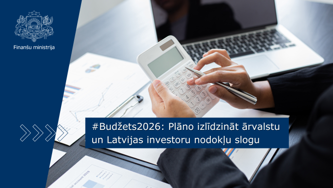 Attēlā redzams cilvēks ar kalkulatoru un dokumentiem ar grafikiem uz galda