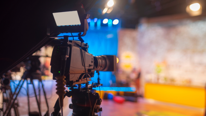Attēlā tuvplānā redzama video kamera TV studijā