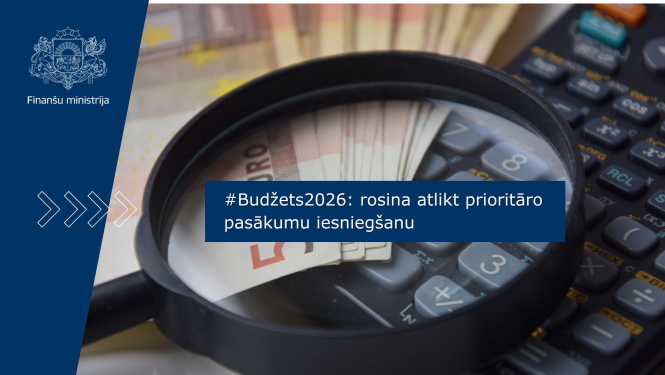 Uz naudas banknotēm uzlikts kalkulators un lupa, pa virsu teksts "#Budžets2026: rosina atlikt prioritāro pasākumu iesniegšanu"