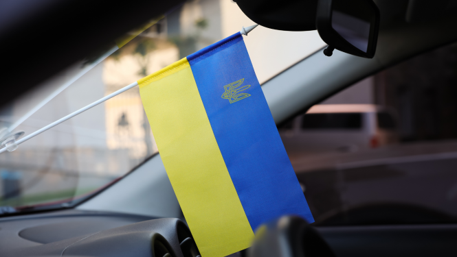 Ukrainas karogs automašīnā