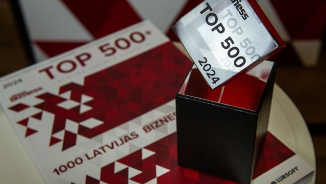 Attēlā tuvplānā redzama izdevniecības "Dienas Bisness" TOP 500 balva un diploms