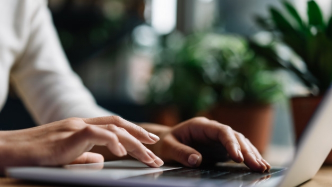 Ar rokām tiek drukāts teksts datora tastatūrā