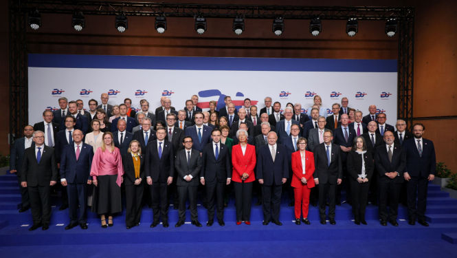 Eirogrupas un ECOFIN sanāksmju dalībnieku ģimenes foto