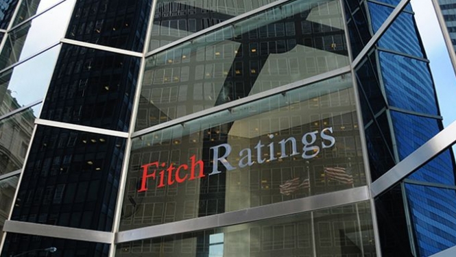 Stiklota ēkas fasādes daļa ar uzrakstu Fitch Ratings