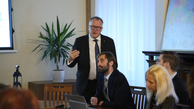 finanšu ministrs Arvils Ašeradens vada ES fondu tematisko komiteju