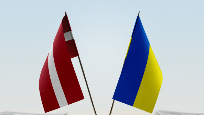 Latvijas un Ukrainas karogs