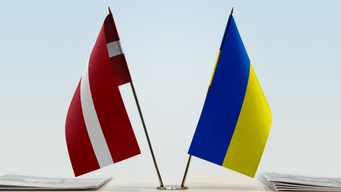 Latvijas un Ukrainas karodziņi