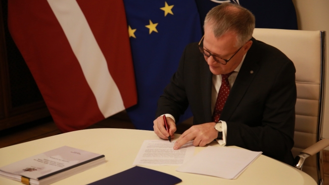 finanšu ministrs paraksta ziņojumu par #Budžets2024