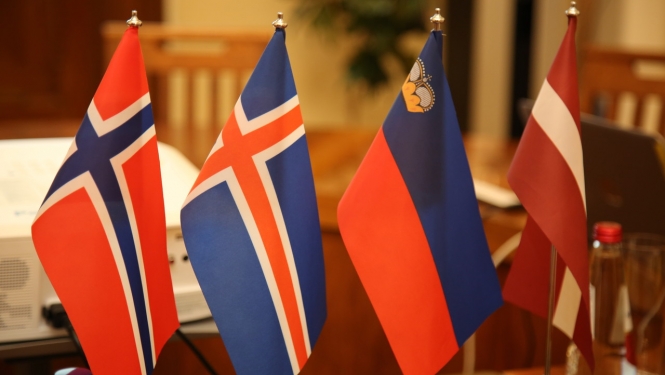 EEZ/Norvēģijas karogi