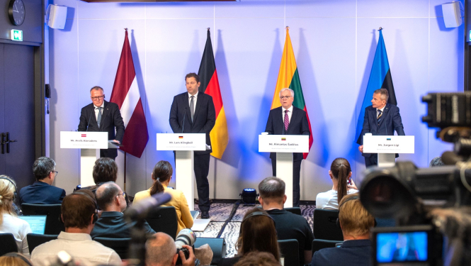 Latvijas, Vācijas, Lietuvas un Igaunijas ministri stāv pie valstu karogiem
