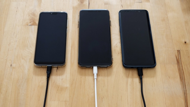 mobilie telefoni pieslēgti uzlādei
