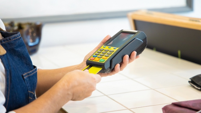 Bankas karte ievietota terminālī