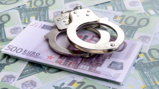 Attēlā redzami rokudzelži un naudas banknotes