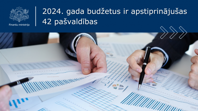 2024. gada budžetus ir apstiprinājušas 42 pašvaldības. Attēlā tuvplānā cilvēku rokas caurskata uz galda virsmas izklātus dokumentus