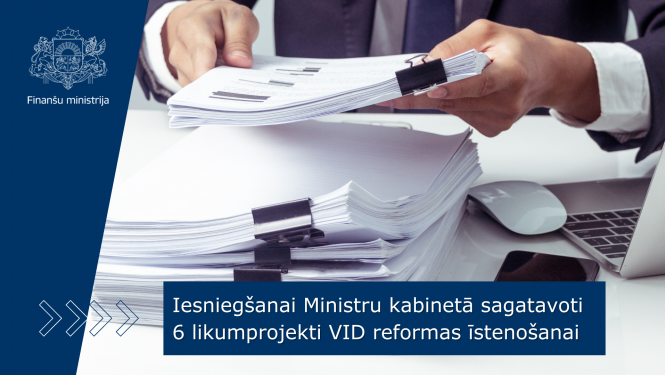 Iesniegšanai Ministru kabinetā sagatavoti 6 likumprojekti VID reformas īstenošanai. Attēlā redzamas cilvēka rokas, kas tur dokumentu kaudzi