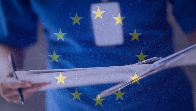 Vīrietis ar dokumentiem rokās un ES karogs 