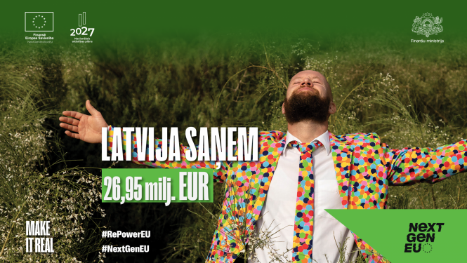 Vīrietis krāsainā uzvalkā stāv pļavā ar izplestām rokām un skatās debesīs. Latvija saņem 26,95 milj. eur