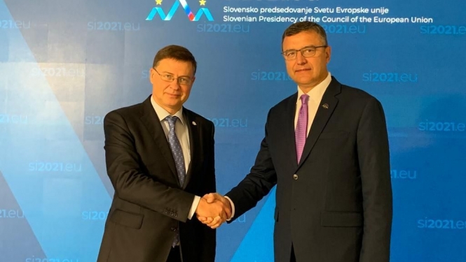 Jānis Reirs sarokojas ar Valdi Dombrovski