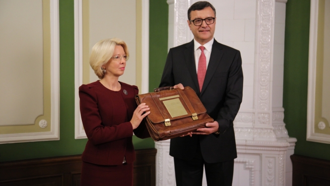 Finanšu ministrs un Saeimas priekšsēdētāja tur budžeta portfeli